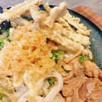 Udon Izakaya Okachimenko - ごぼ天かしわぶっかけうどんに天かす乗せて