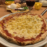 ガスト - マヨコーンピザと赤ワイン