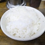 麺屋 よしすけ - 小ライス100円
            千葉県産のコシヒカリと聞いたことあり
            炊き加減も良好