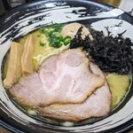 麺屋 よしすけ - 鶏白湯ラーメン。950円なり
            汁、麺、具、すべて美味いと思う
            
            950円は安くはないが
            チャーシュー2枚、味玉1個も入ってるので
            岩海苔もいっぱいだしね…
            あと黒烏龍茶も放題