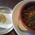 Ore beate - 自家製フォカッチャ、茶美豚ラグーと夏野菜のショートパスタオーブン焼き（2013年6月）