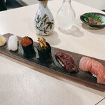 寿司と炭火 大地 - おまかせ5貫  本日の一推し（生本マグロ中トロ、くじら、煮アワビ、いくら、白イカ）　2000円
