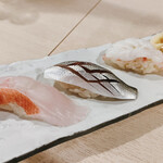 寿司と炭火 大地 - 右からボタンエビ、小肌、金目鯛
