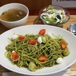 キッチン ブルー グローブ - ベビーホタテと青じそパスタ、大盛りです。