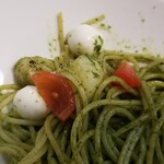 キッチン ブルー グローブ - 白いのはマシュマロ？、トマト、ベビーホタテです。