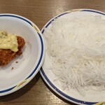 Suteki gasuto - みすじと一緒にカキフライもオーダー、ステーキにのせて食べる為のオニオンスライスと大根サラダお代わり