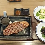 ステーキガスト - まずは初回提供のサーロインとサラダバーから野菜類とフルーツ、ごはんに見えるのはオニオンサラダと大根サラダ、ドリンクはオレンジジュースで