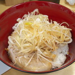 ラーメン 三亀 - チャーシューとネギをのせる