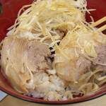 ラーメン 三亀 - のせたチャーシュー