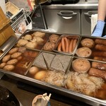 屋台笑猿場 - 開店早々なので整然と揃ったおでん!