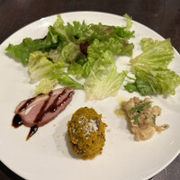 クッチーナ イタリアーナ アリア 六本木 - グリーンサラダ
                    季節の前菜3種盛り合わせ