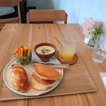 Pankoubou Himawari - 6丁目のカフェコルテの日替わりスープセットで、パンを2ついただきました