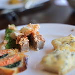 シリウス - 左からサーモンのパイ包み　ポークピカタ焦がしバターのトマトソース　四種のチーズピザ