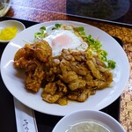 味楽 - 鶏唐揚げと豚バラ炒め盛り合わせ定食850円＋目玉焼きトッピング60円です。ライスが進む布陣ですね♪