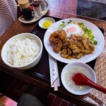 味楽 - 鶏唐揚げと豚バラ炒め盛り合わせ定食850円＋目玉焼きトッピング60円、ライスは中盛り、もう飯を食べるスピードが加速する位に飯を食わせる気満々な料理だらけでした。