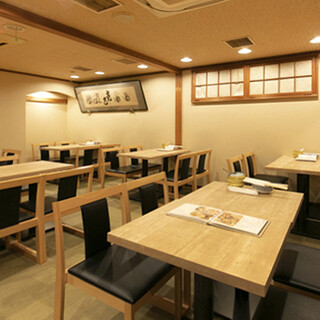 隠れ家のような居心地の良い店内。大宴会も可能なテーブル完備。