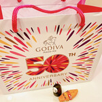 GODIVA - 50周年アニバーサリーの紙袋
      (有料 220円)