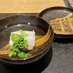 日本料理FUJI - お椀 焼津小川港 太刀魚 菜の花 木の芽
      脂ののった太刀魚には火は入れ過ぎない仕立て、身はふっくらとして旨味が一番出汁にも溶けだし、目を閉じて香りと美味しさを楽しみました♪