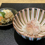 日本料理FUJI - 炊き立てご飯 削り節
      お米は藤枝市のキヌムスメ、艶よくほんのりとした甘みがあります。
      ご飯の香りと鰹節の風味が心地良いこと♪
      香の物が秀逸、あさはた蓮根のきんぴら、山芋と胡瓜と人参の糠漬け、蕗味噌。