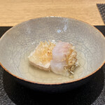 日本料理FUJI - 駿河湾 白甘鯛 鱗焼き
      鱗のパリパリさと、芳ばしい芳香の素晴らしいこと！
      汁を介してますが、鱗のパリパリさは健在です！
      美味しいです♪
      身の繊維がホロホロと解れる、そんな食感もまた良かったです♪