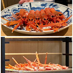 日本料理FUJI - 前日に水揚げされた籠漁の赤座海老はまだ活けの状態、傷が付くことが少ないことからこのタイミングでも活きたままなんだそうです。
      やはり地の利ですね。
      殻を包丁で切り、すぐに炭火で焼き始めます。