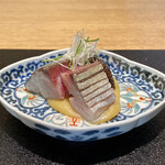 日本料理FUJI - 近海の鯖を使った鯖味噌風
      鯖はオイルで蒸し煮に、下には味噌を、焼いた椎茸を添えています。
      血合いの臭みは皆無、鯖らしい脂のりは際立ちますが嫌味がない美味しさ、とても美味しい鯖味噌です！