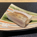 日本料理FUJI - 静岡市産あさはた蓮根 揚げ物
      在来種のあさはた蓮根、シャキッとした食感に糸を引く粘りの強さが凄い！
      泥付きのまま出荷されるあさはた蓮根の、持ち味を活かした揚げ物、甘みが豊かでこれは美味しい蓮根ですね！