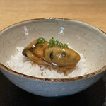日本料理FUJI - 牡蠣ご飯
      浜名湖産の牡蠣を甘辛く炊き上げご飯にのせています。
      この牡蠣の味付けが凄く好きです♪
      身のプリッとさは残していながらの染みた味付けに、ご飯が進みます♪