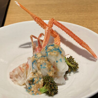 日本料理FUJI - 焼津 赤座海老 炭火焼き
                    赤座海老のミソと内子とたまごを餡かけとして、美しいです色合いが。
                    適度なプリプリさがあり、なんと言っても甘みが素晴らしいこと！
                    この赤座海老に出会えて、とてもラッキーでした♪