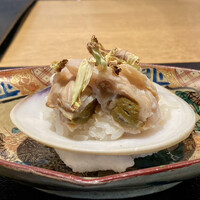 日本料理FUJI - 蛤 飯蒸し 炙った蕗の薹の葉
                    蛤の貝に盛り付けた飯蒸し、これ美味しいです♪
                    藤枝の餅米を蛤の出汁で炊き上げたそのもちもちとした食感と旨み、素材の味をシンプルに引き出しています。