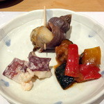 仙川寿司 - お通し：ツブ貝、タコタラマヨ、カポナータ