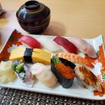 鮨仙 - キレイに並んでるお寿司達 どれから食べよう 一番最後に食べたのはホタテちゃん。 おいしかったなぁー✴️