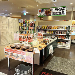 Kankokukateiryourijammo - 店頭には韓国のお惣菜、お弁当、お菓子などを販売しています