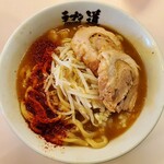 成蹊前ラーメン - 中ラーメン ぶた1枚 野菜少なめ にんにく 唐辛子 子豚