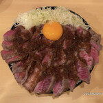 the肉丼の店 - 【やわらかランプステーキ丼/メガ】（2000円税込）真上から撮影。