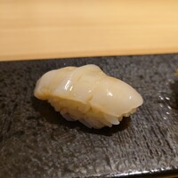すし うおいち - 先ずは『ホタテ』から開幕。プルンツルンとした食感で甘い。開いているので、プリプリサクッとまでは。