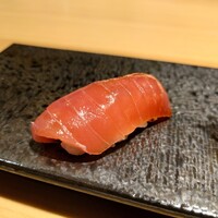 すし うおいち - 続いて『赤身』に。仄かに酸味を感じるお上品な味わい。オヤジの「左利き」に気付いて、２品目から向きを変えてくれました。