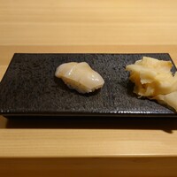 すし うおいち - こんな形でスタートします。各ネタは、煮切り醤油での提供です。