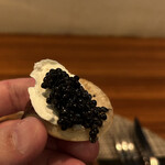 Gourmandise - この、モチやわなブリニーという生地。塩味も酸味も旨味もすべて受け止めて、ほっておいたらいくらでも食べちゃう美味しさ♪