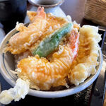 Teuchi Soba Yuu - 小天丼には、エビ（2尾）、キス、カボチャ、シシトウが乗っています。