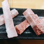 焼肉 うしまる - 左から1切れ160円、110円、110円。どうかしてる。