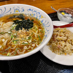 Ajia Chuuka Sousaku Ryouri Tenfu Gyouzajou - ワンタン麺+半炒飯