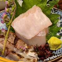 喜心 - ②鮃【縁側&身】(山口県産)と炙り真鯵(愛媛県産)
                鮃は1~2日程度の寝かせだろうか？
                縁側も身も旨みがちゃんとあり、3千円未満のランチでは格別と言えるのではないだろうか？
                真鯵もまずまず良い
