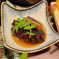 喜心 - ⑤真蛸(雌)の軟らか煮
                  吸盤が規則正しく並んでおり、雌だと分かる
                  雌は繊維が軟らかく甘みのある旨みが特徴
                  煮加減も申し分ありません