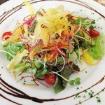 ガーデン＆クラフツ カフェ - ('13/6)この店らしい、彩華やかなガーデンサラダ