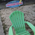 Freedom Tacos - 外には椅子や、テラス席があります！