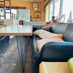 カフェ クオーレ - 広いテーブルとソファ席