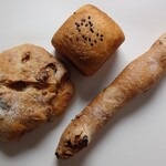 Bakery SUGO - トスカーナりんごとくるみ、クランベリークリームチーズ、ブリオッシュキューブパンあんこ