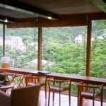 TJK箱根の森 - 開放的なガラス張りの客室（三人部屋）