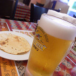 エベレストキッチン インディアンネパーリレストラン - 生ビールとお通しのパパード